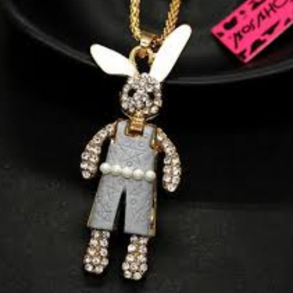 Rabbit with gray outfit necklace - Picture 2 of 3